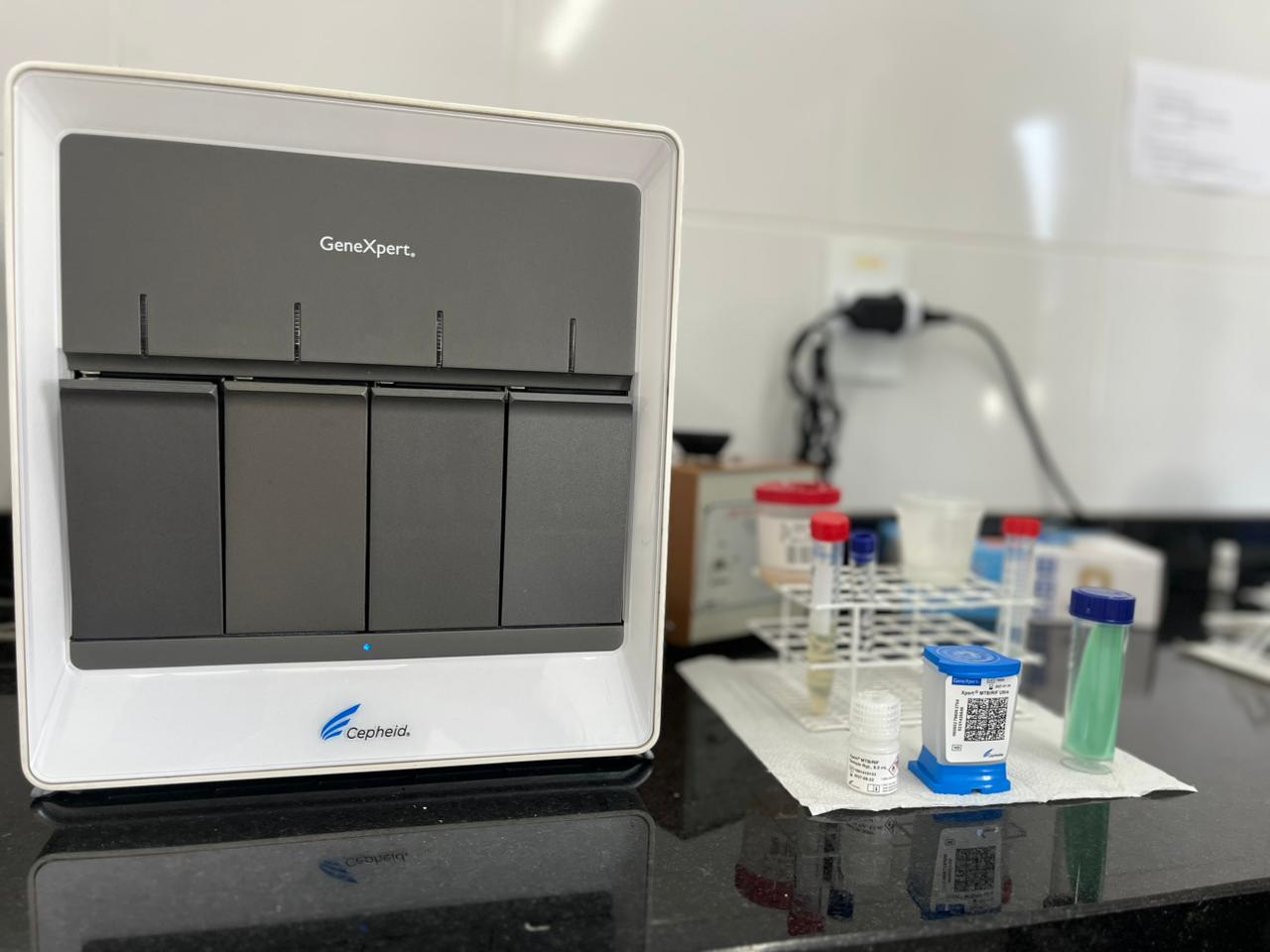 Laboratório do CISCOPAR recebe equipamento para diagnóstico de tuberculose